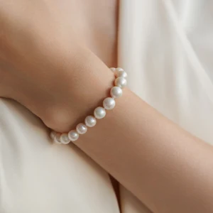 Uonuma Ø7 armbånd med hvide ferskvandsperler båret af model