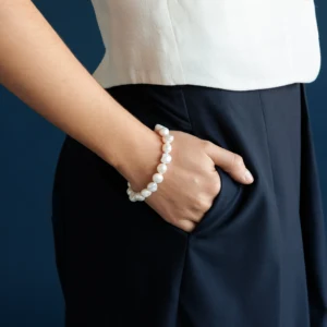 Yasugi Ø11 armbånd med hvide ferskvandsperler i stål båret af model