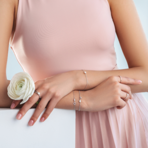 Seki armbånd med hvide ferskvandsperler i sølv – armbånd og ringe med en hvid blomst