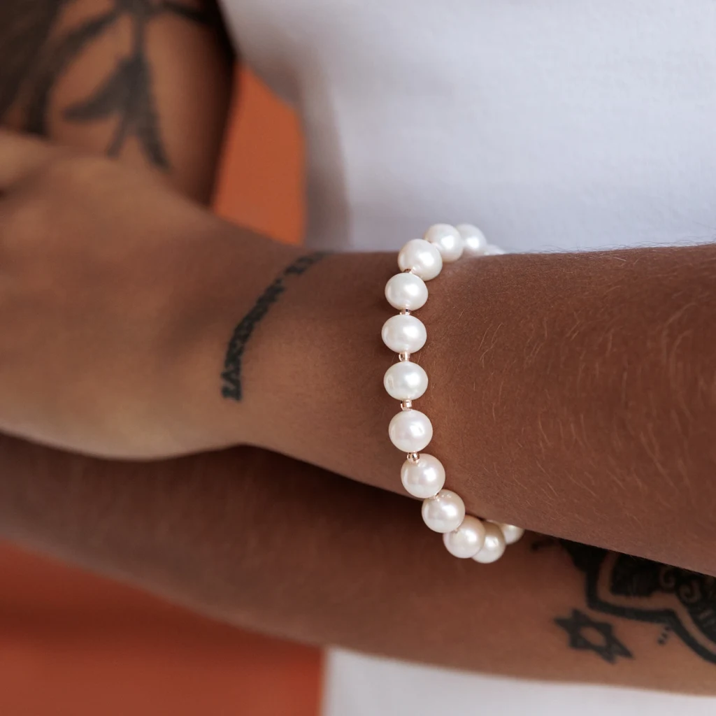 Kariya armbånd med hvide ferskvandsperler i 14 karat rosaguld båret af model