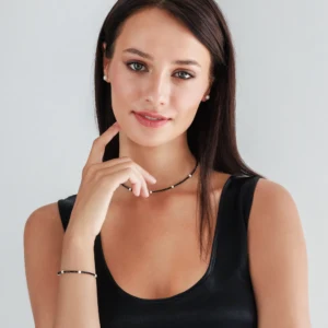 Ogori Ø4 armbånd med ferskvandsperler i sølv båret af model