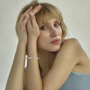 Takarazuka Ø6 armbånd med ferskvandsperler i sølv båret af model