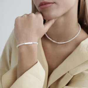 Niigata Ø4 armbånd med hvide ferskvandsperler i sølv båret af model