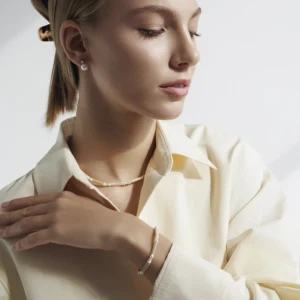 Iida Ø4 armbånd med ferskvandsperler i sølv båret af model