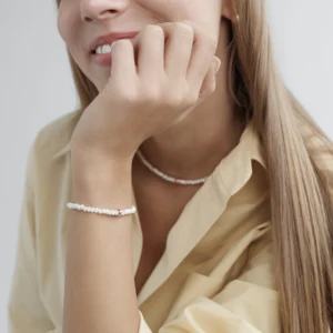 Yatsushiro armbånd med perlemor i rosaforgyldt sølv båret af model
