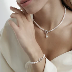Hanamaki Ø5 armbånd med hvide ferskvandsperler i sølv båret af model
