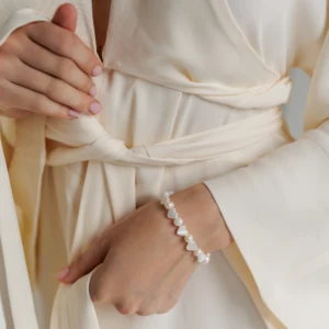 Himi Ø6 armbånd med ferskvandsperler i sølv båret af model