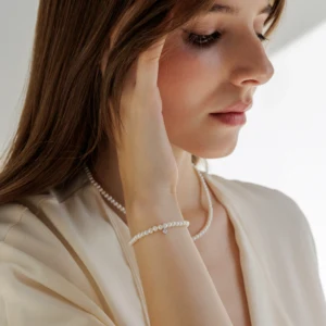 Minami Ø4 armbånd med hvide ferskvandsperler i sølv båret af model