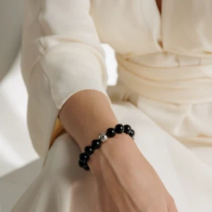 Misawa armbånd med onyx i sølv båret af model