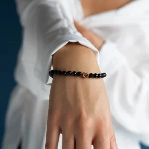 Izumo armbånd med onyx i rosaforgyldt sølv båret af model