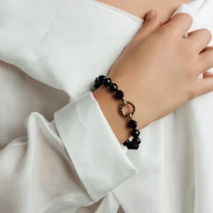 Yoshino armbånd med onyx i forgyldt sølv båret af model