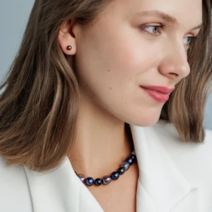 Ibusuki ørestikker med tahitiperler i 14 karat rosaguld båret af model