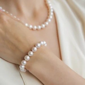 Nagai Ø8 armbånd med hvide ferskvandsperler i 14 karat hvidguld båret af model
