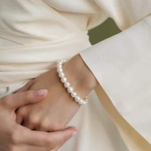 Wajima Ø7 armbånd med hvide ferskvandsperler i 14 karat rosaguld båret af model