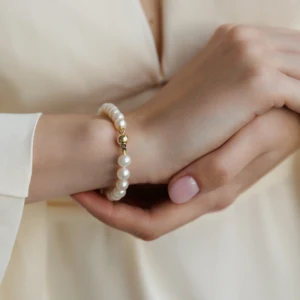 Sumoto Ø6 armbånd med hvide ferskvandsperler i 14 karat hvidguld båret af model