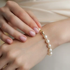 Hokuto Ø6 armbånd med hvide ferskvandsperler i 14 karat hvidguld båret af model
