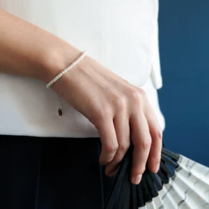 Hakui Ø3 armbånd med hvide ferskvandsperler i sølv båret af model