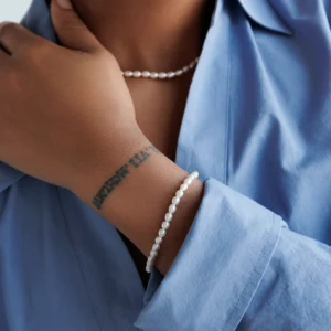 Kameoka Ø4 armbånd med hvide ferskvandsperler i sølv båret af model