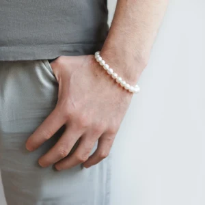 Miyako Ø8 armbånd med hvide ferskvandsperler i sølv båret af model