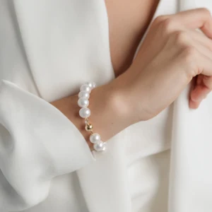 Daito Ø10 armbånd med hvide ferskvandsperler i 14 karat hvid guld båret af model