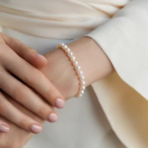 Kameyama Ø5 armbånd med hvide ferskvandsperler i 14 karat rosaguld båret af model