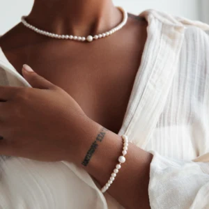 Hidaka Ø4 armbånd med hvide ferskvandsperler i 14 karat rosaguld båret af model