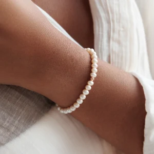 Hamamatsu Ø4 armbånd med hvide ferskvandsperler i 14 karat rosaguld båret af model