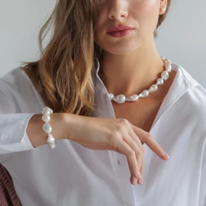 Tomi Ø12 armbånd med hvide Kasumi-like perler i sølv båret af model