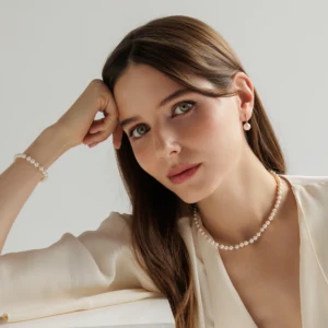 Uozu Ø5 armbånd med hvide ferskvandsperler i 14 karat rosaguld båret af model