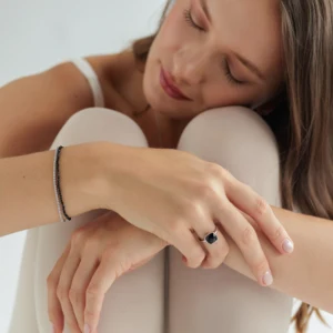 Kazo armbånd med spinel i sølv båret af model