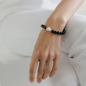 Yokote Ø9 armbånd med Edison perler i 14 karat rosaguld båret af model