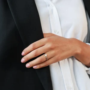 Kaga ring med ferskvandsperle i sølv båret af model