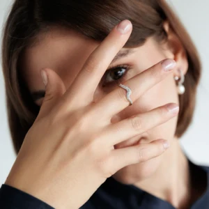 Hamada ring med zirkonia i sølv båret af model