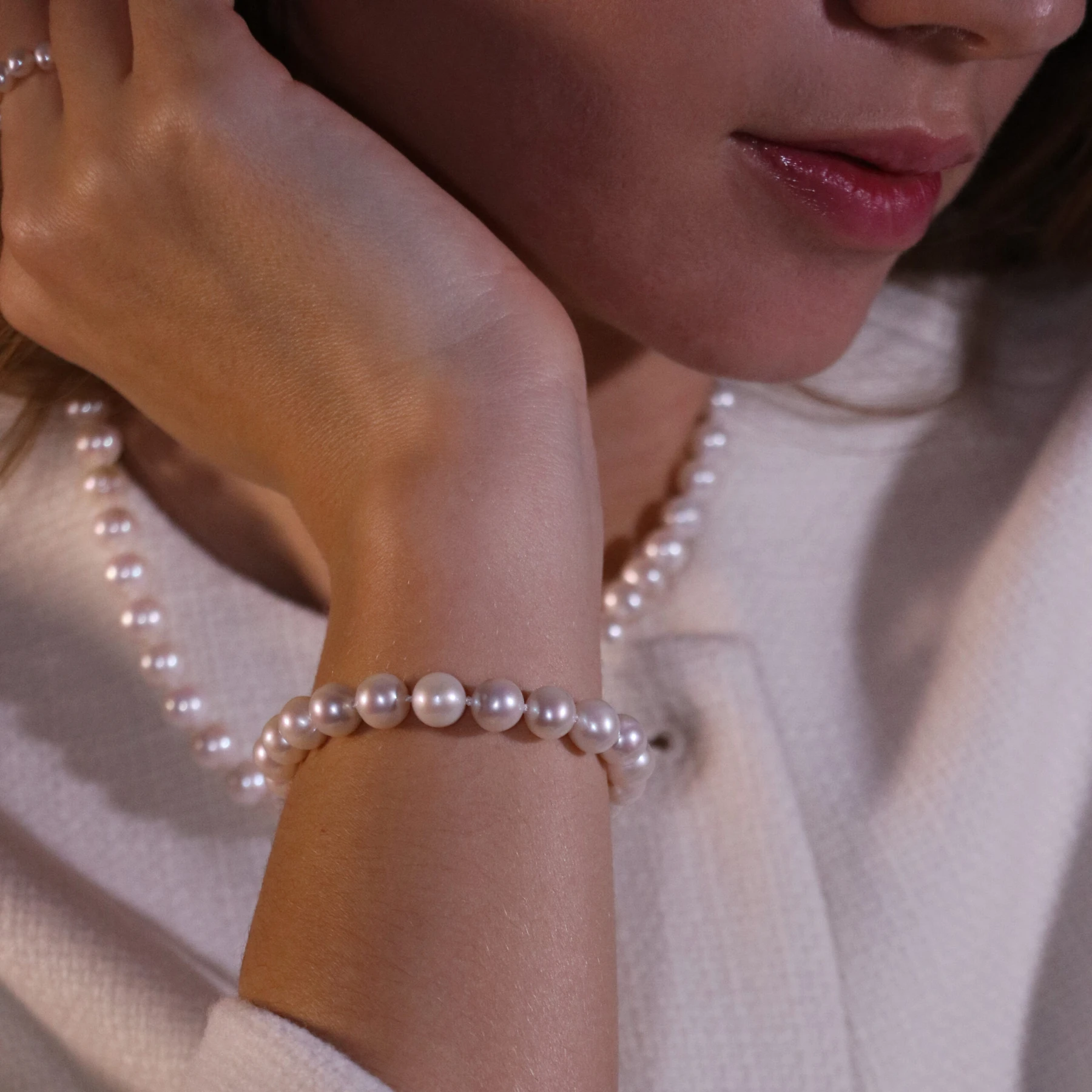 Tamura Ø8 armbånd med hvide ferskvandsperler – model med perlearmbånd og perlekæde