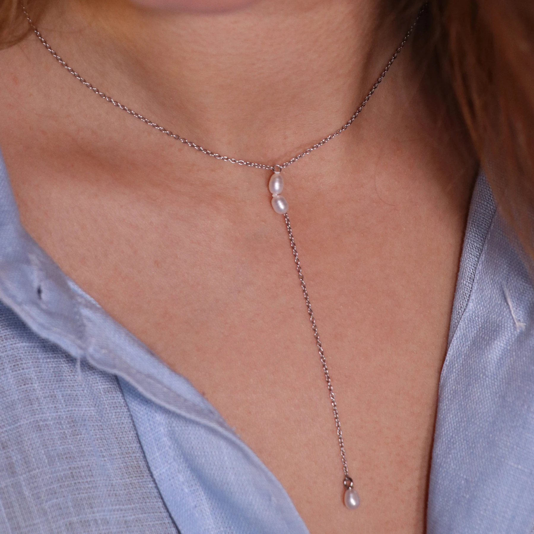 Tomioka vedhæng med hvid ferskvandsperle båret af model