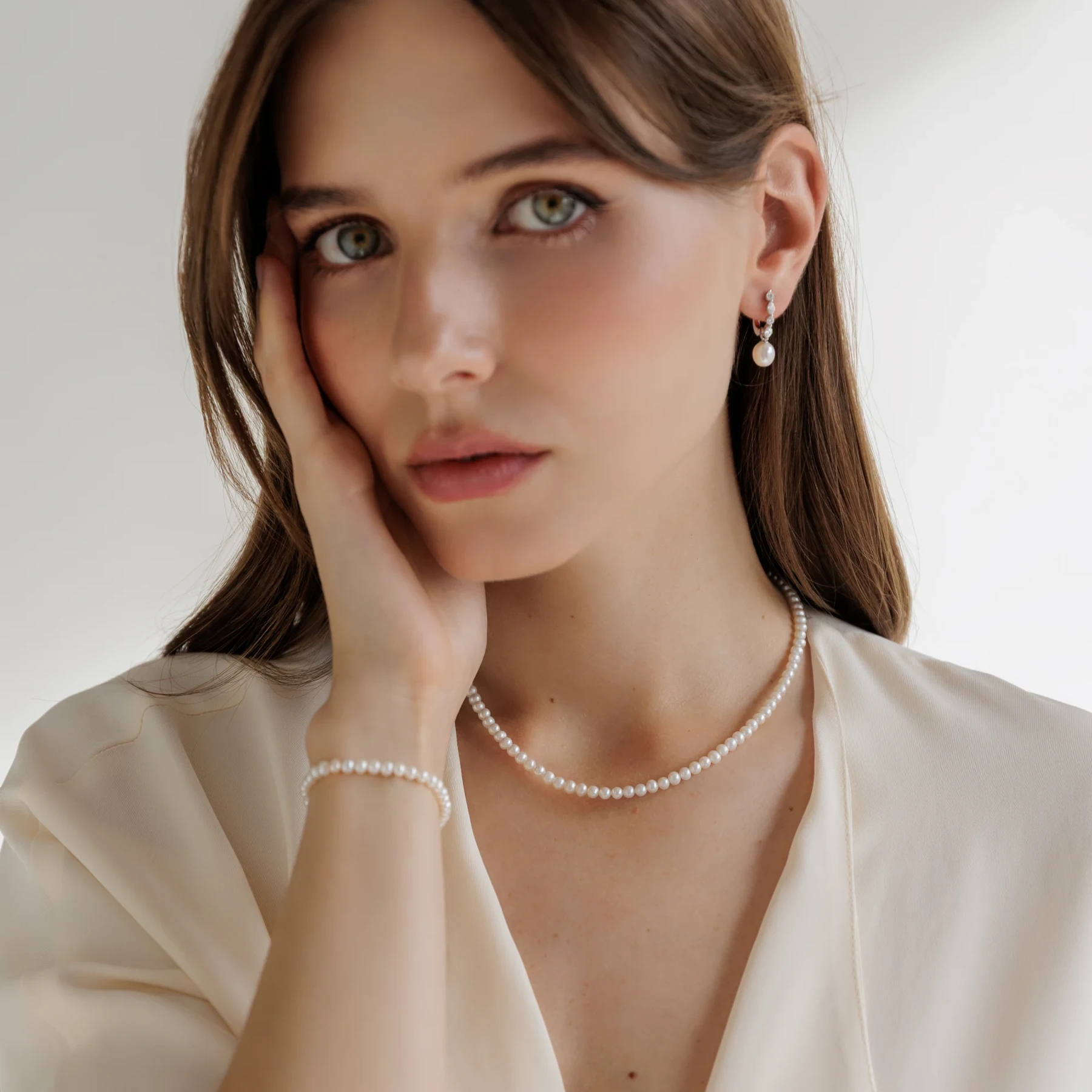 Fukutsu Ø4 perlekæde med hvide ferskvandsperler i sølv – model med perlekæde, perlearmbånd og øreringe
