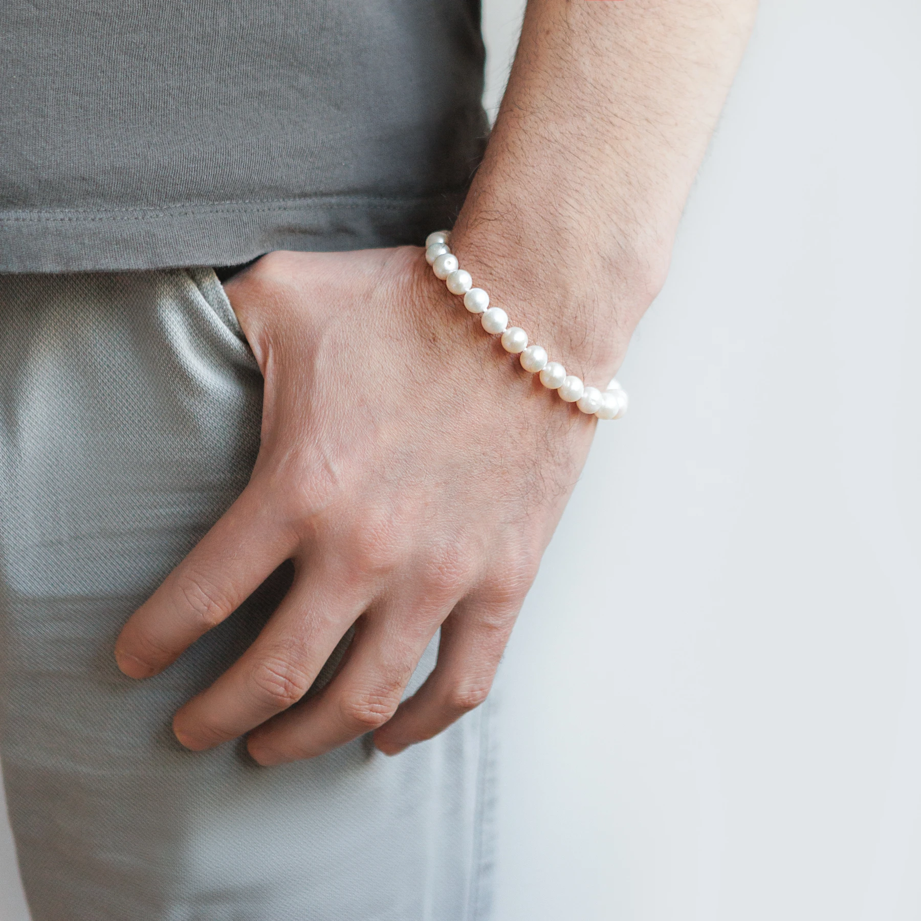 Miyako Ø8 armbånd med hvide ferskvandsperler i sølv båret af model