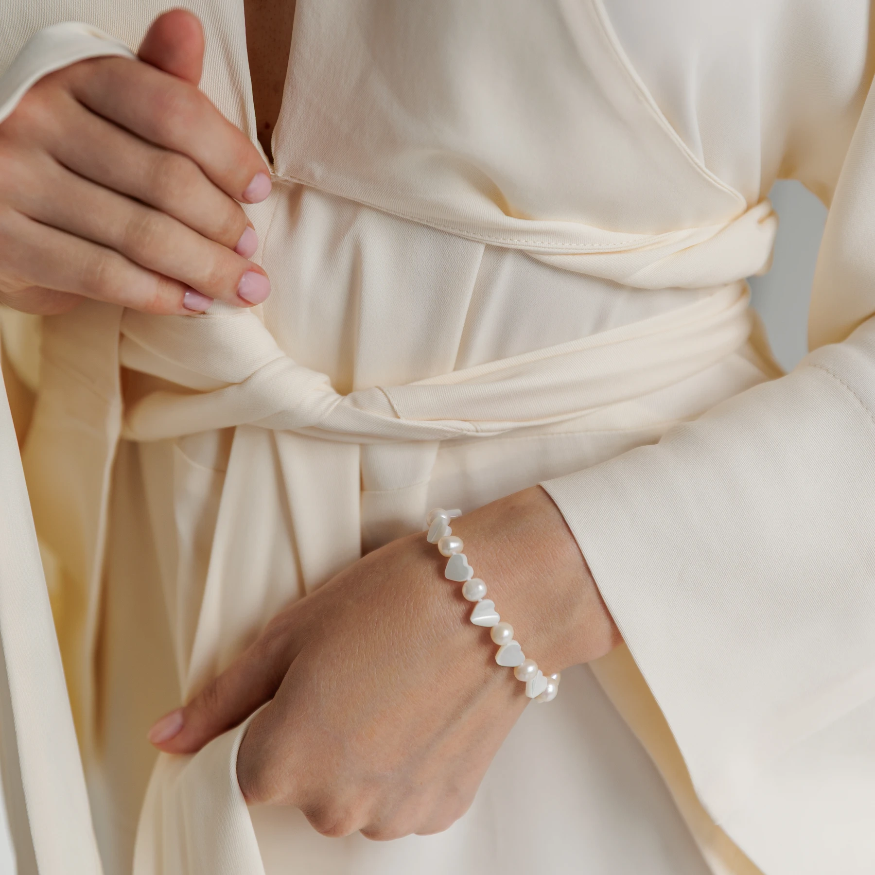 Himi Ø6 armbånd med ferskvandsperler i sølv båret af model