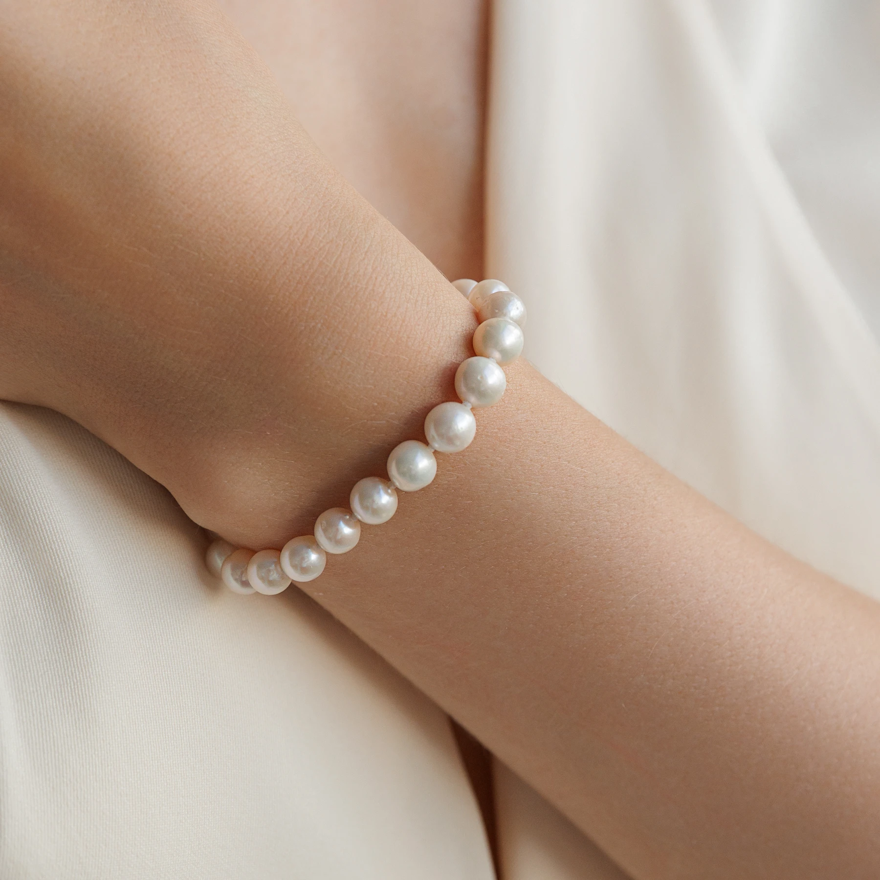 Uonuma Ø7 armbånd med hvide ferskvandsperler i rosaforgyldt sølv båret af model