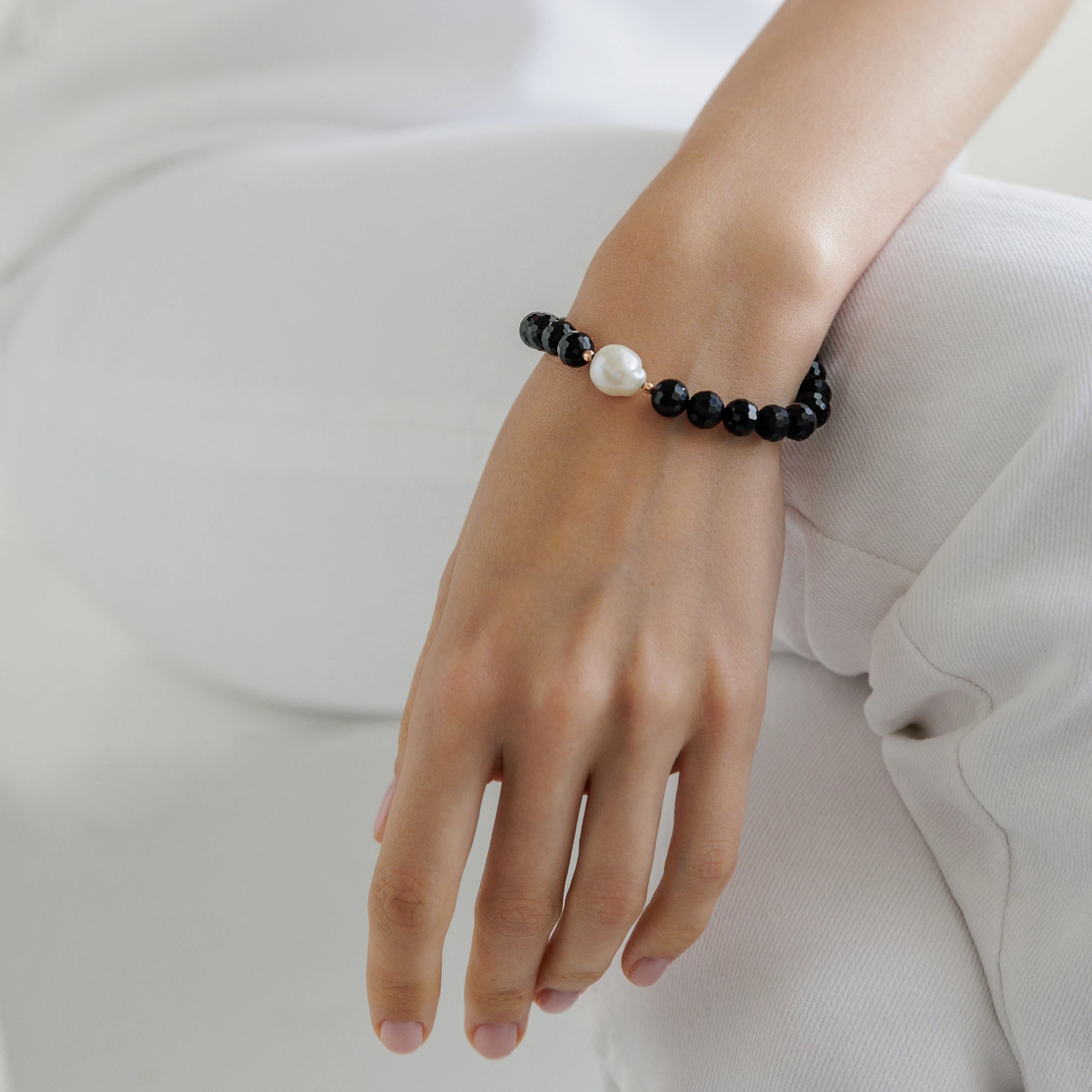 Yokote Ø9 armbånd med Edison perler i 14 karat rosaguld båret af model