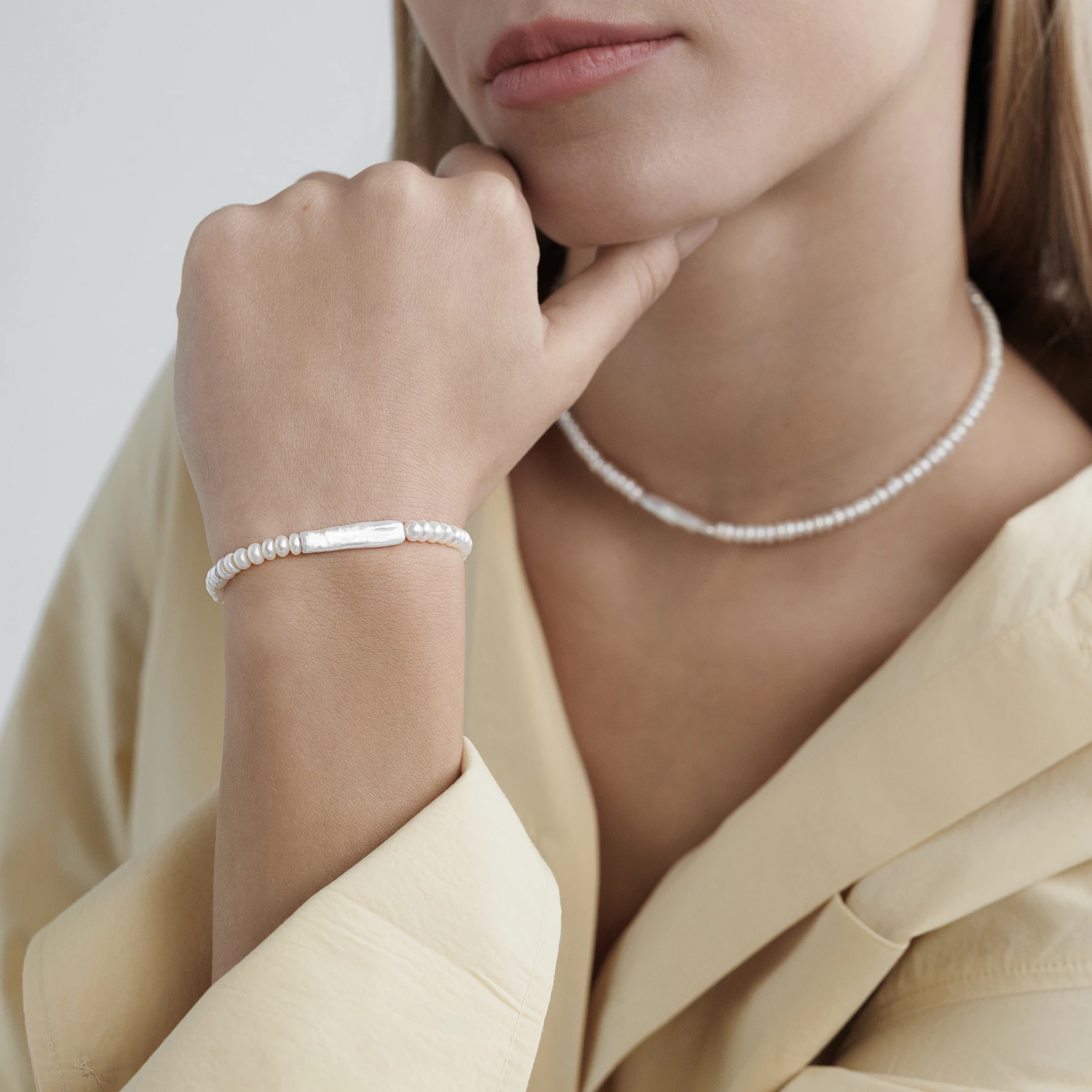 Niigata Ø4 armbånd med hvide ferskvandsperler i sølv båret af model
