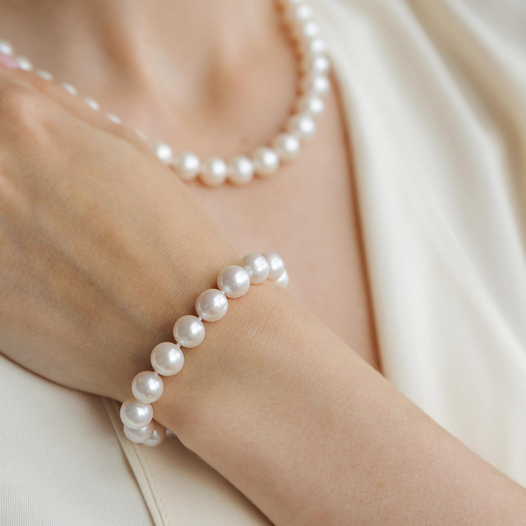Ozu Ø8 armbånd med hvide ferskvandsperler båret af model