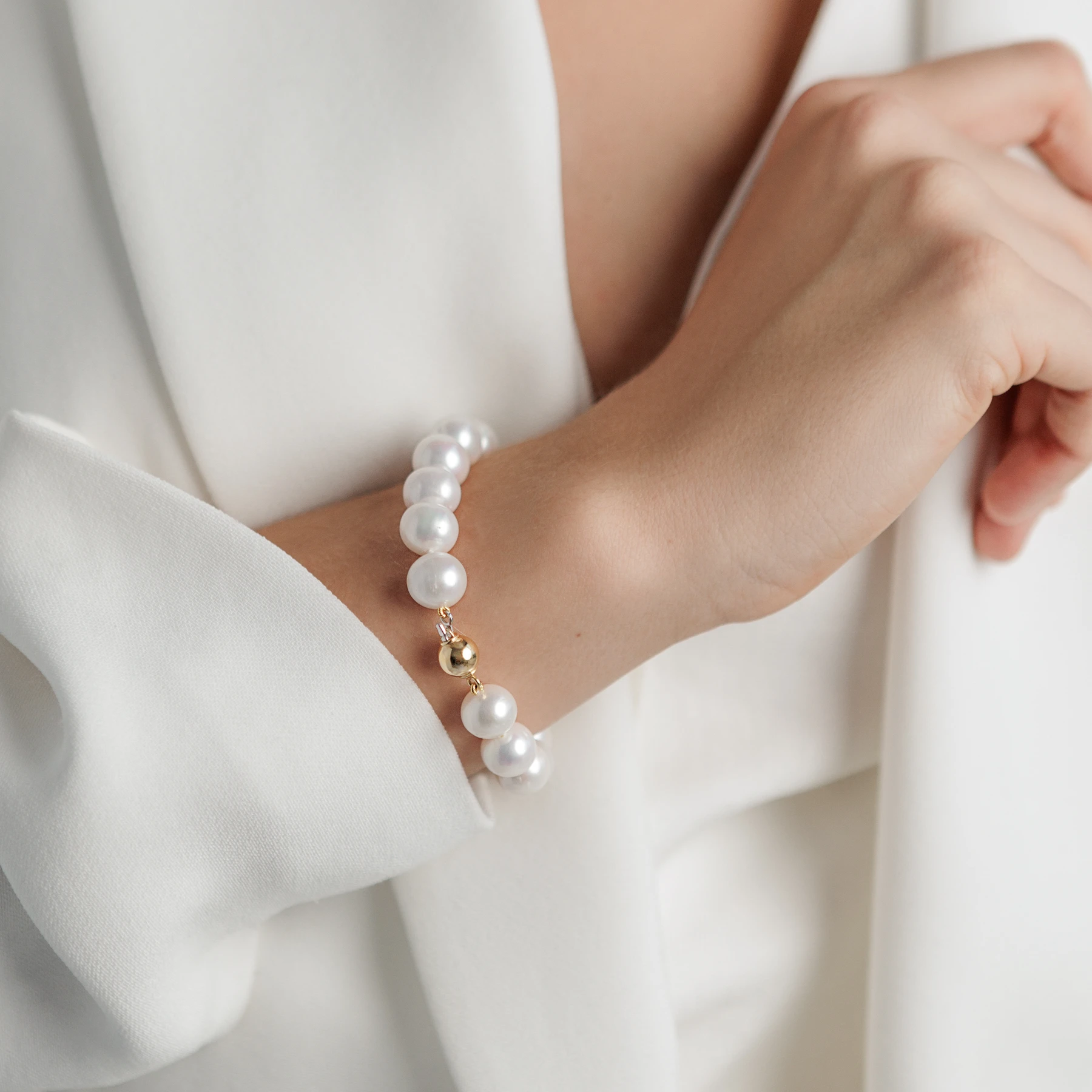 Daito Ø10 armbånd med hvide ferskvandsperler i 14 karat hvid guld båret af model