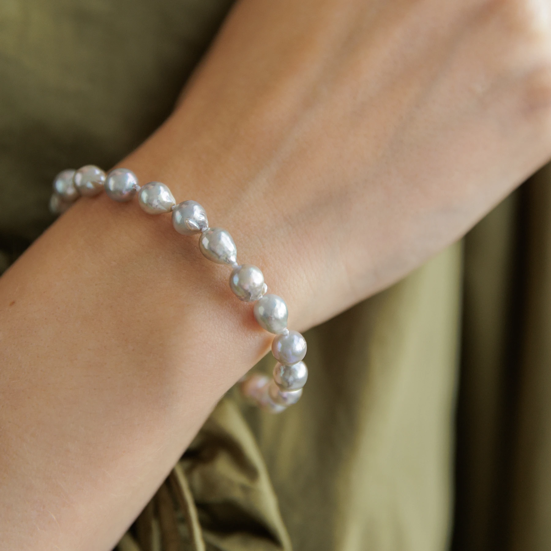 Kunitachi Ø6 armbånd med grå akoyaperler i 14 karat rosaguld båret af model