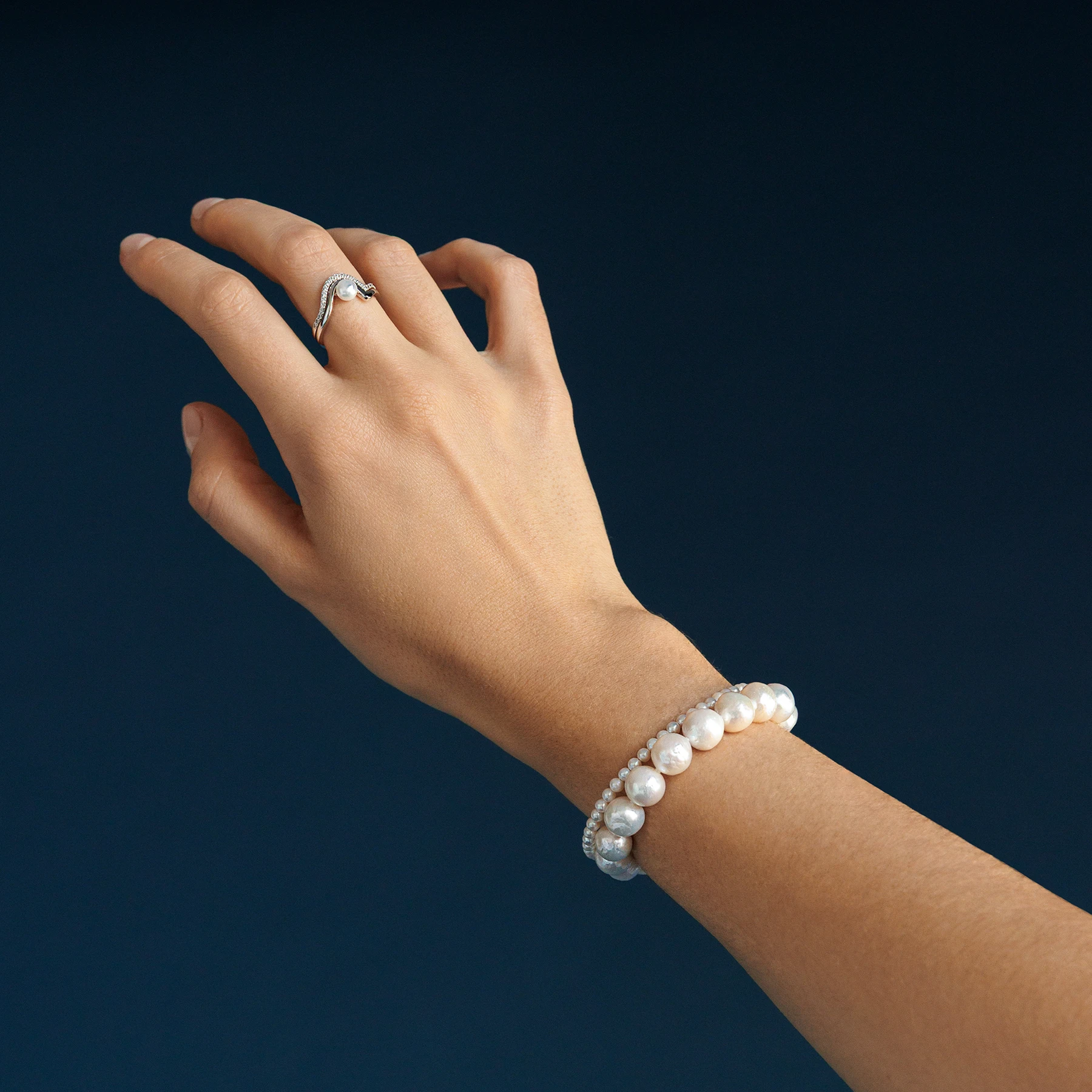 Hakusan Ø10 armbånd med hvide Edison perler i sølv båret af model
