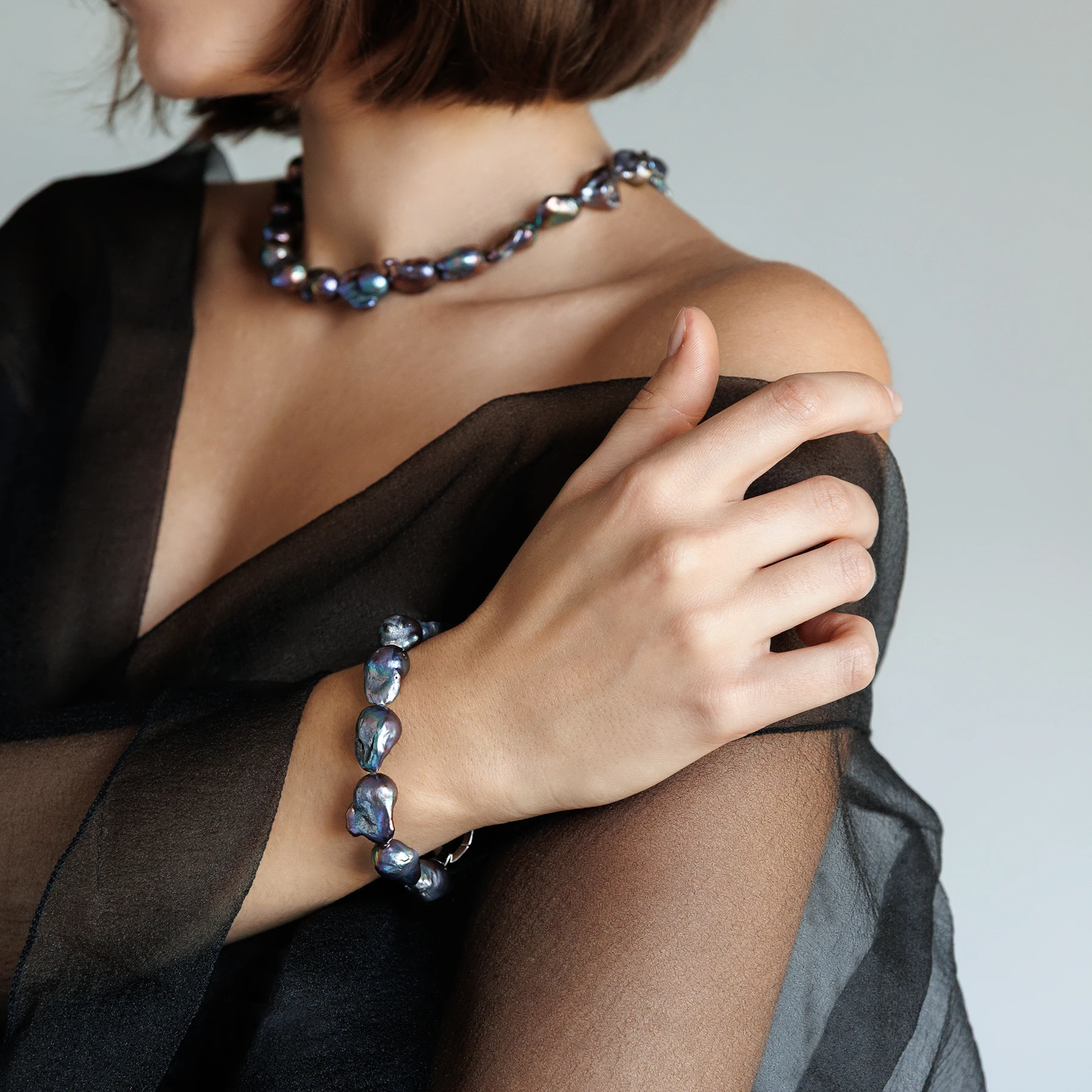 Ashikaga Ø11 armbånd med sorte Kasumi-like perler i sølv båret af model