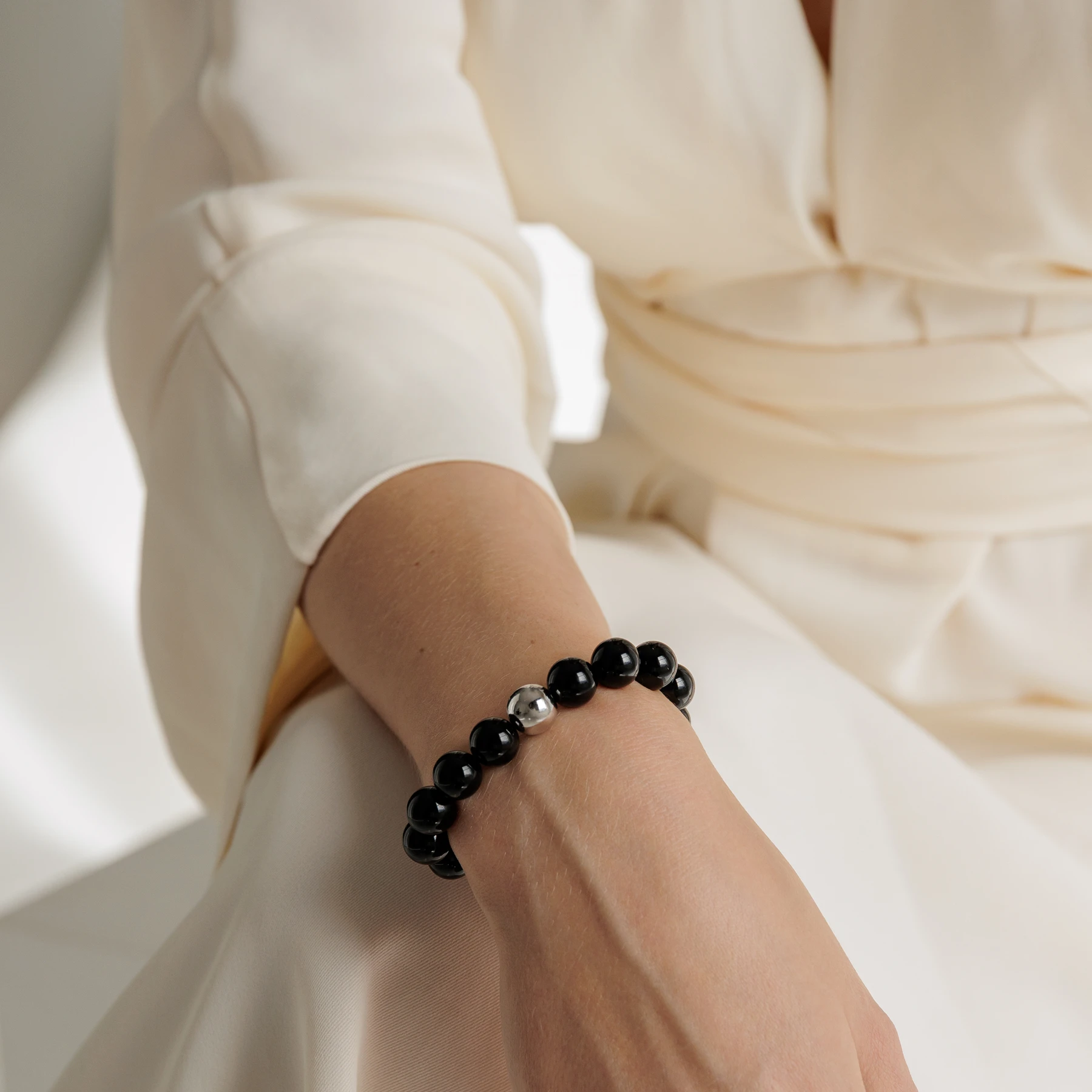Misawa armbånd med onyx i sølv båret af model