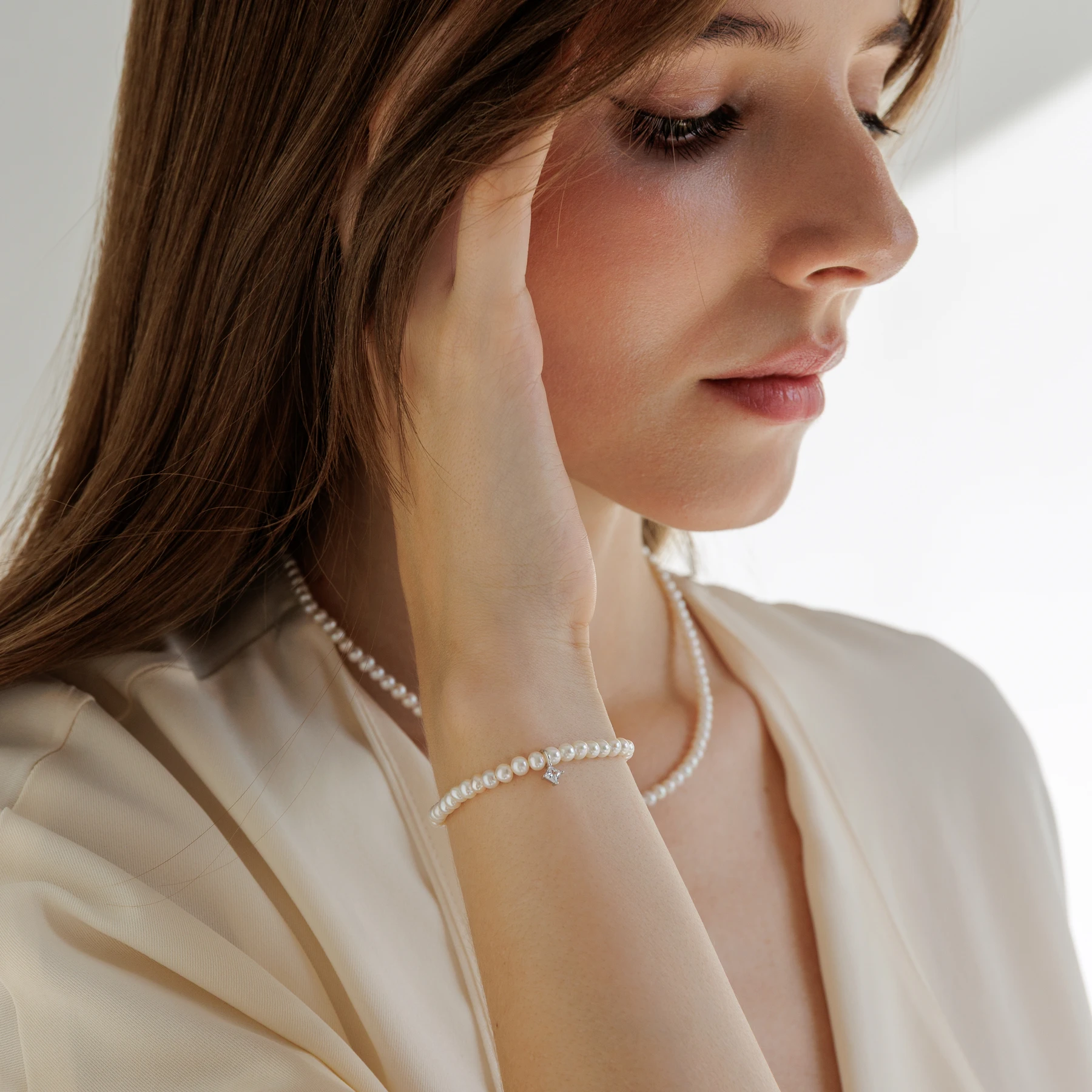 Minami Ø4 armbånd med hvide ferskvandsperler i sølv båret af model