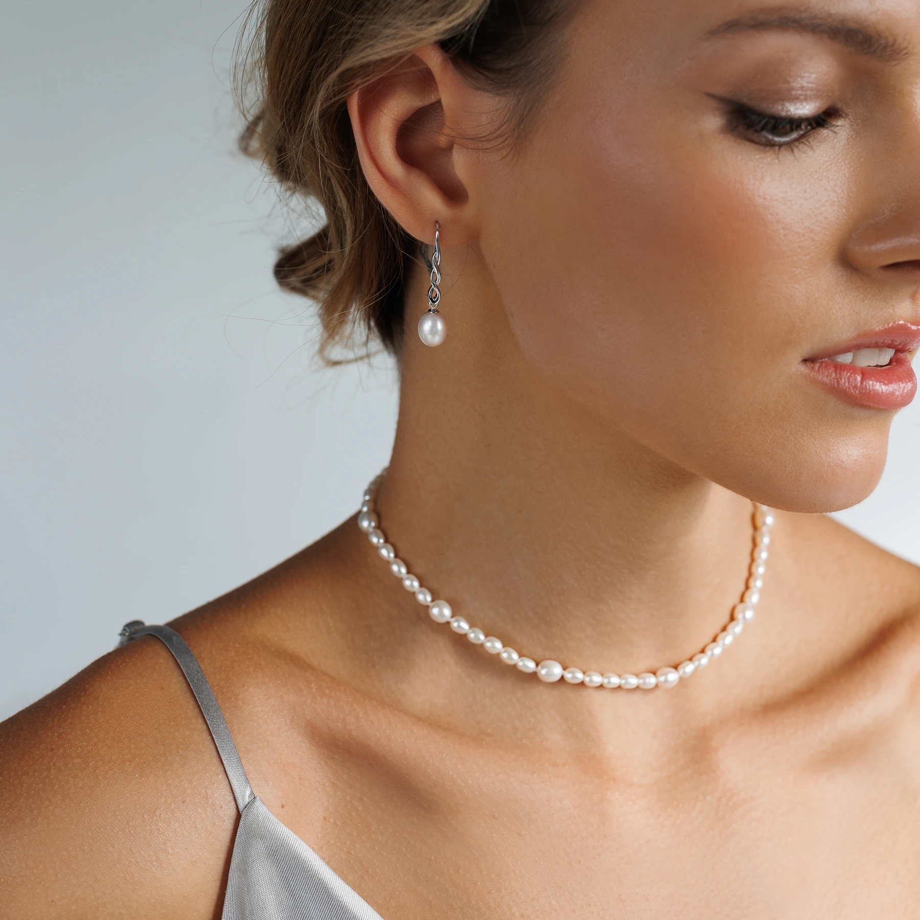 Makurazaki Ø4 perlekæde med hvide ferskvandsperler i sølv båret af model
