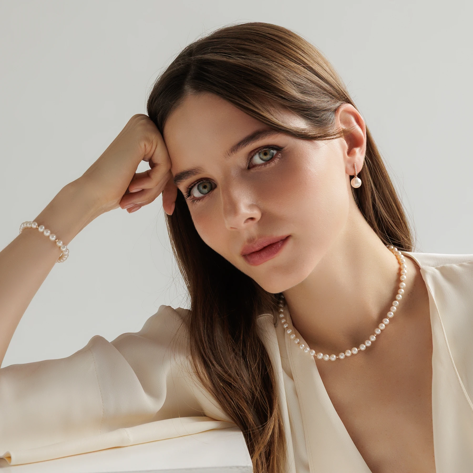 Uozu Ø5 armbånd med hvide ferskvandsperler i 14 karat rosaguld båret af model